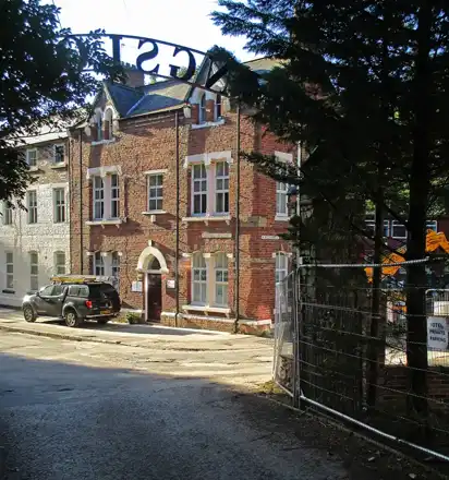 Durham: Waddington Street and the entrance to Kings Lodge Hotel
