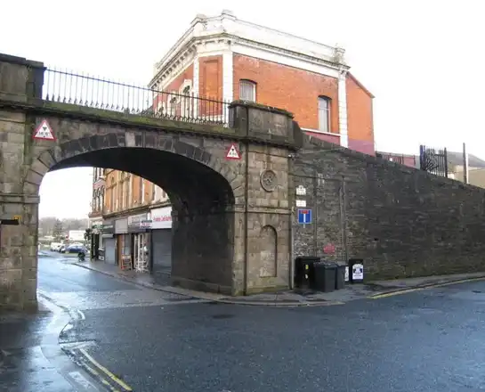 Shipquay Gate on Derry’s walls; nearby historic-city setting, not Chamberlain House or a room view
