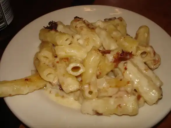 Food type: Homemade cream sauce and lots of 2-year old raw-milk Vermont cheddar caramelized with the Martelli family's artisanal macaroni from Tuscany (the best pasta in the world!)