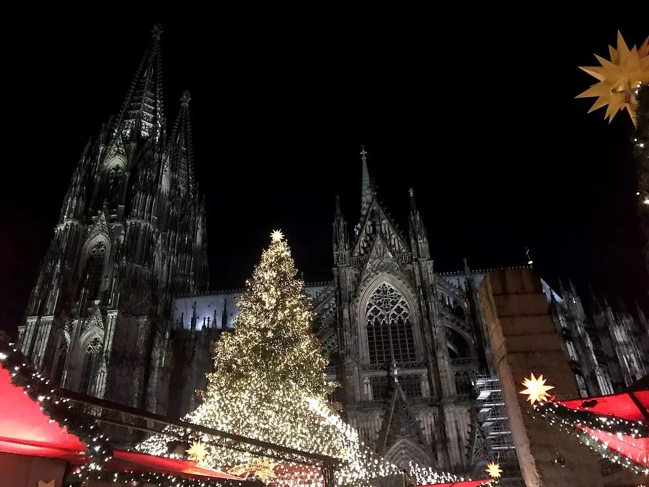 Market roofs, Christmas lights and Cologne Cathedral in a previous season