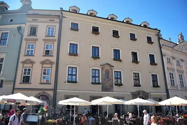 The building housing Hotel Wentzl at Rynek Główny 19