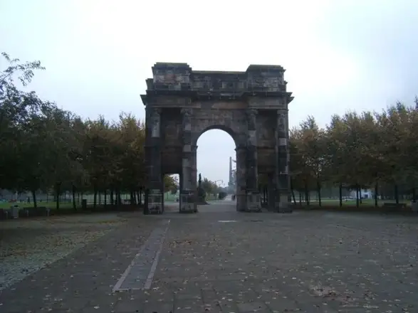 Nearby: McLennan Arch at the north entrance to Glasgow Green